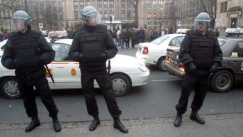 Około godziny 11 protestujący taksówkarze dotarli pod gmach Ministerstwa Finansów, aby złożyć petycję ze swoimi postulatami