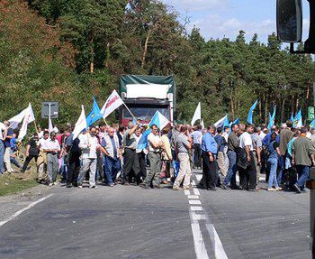 Pracownicy Huty Stalowa Wola przez godzinę blokowali drogę