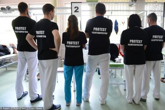 Głodujący fizjoterapeuci: "Chcą nas uciszyć. Dziś rano w szpitalu zerwano nasz banner"