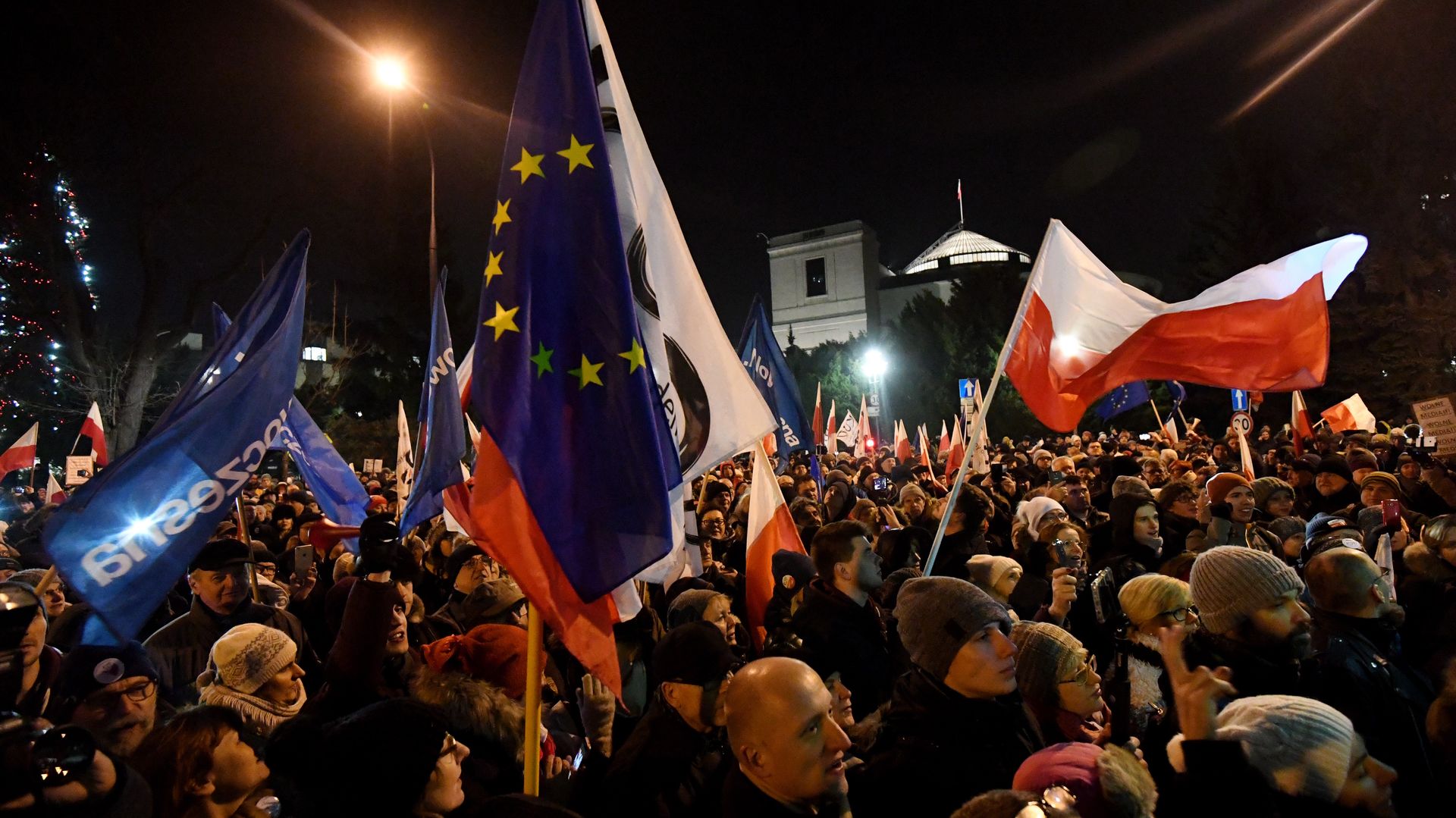 Czekali na wyjście posłów