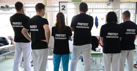 Głodujący fizjoterapeuci: "Chcą nas uciszyć. Dziś rano w szpitalu zerwano nasz banner"