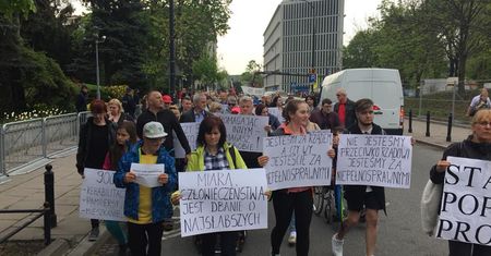 Ludzie protestują przed Sejmem. Popierają postulaty niepełnosprawnych