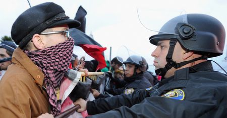 Policja nie chciała Pepsi. Obrzucili ją puszkami