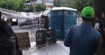 Skandaliczna zabawa przed Sejmem. Zachęcali niepełnosprawnego do rzucania jajkami
