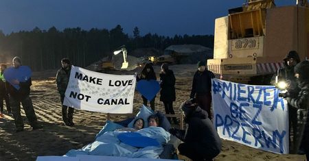 Walentynki 2020. Nagi protest na Mierzei Wiślanej