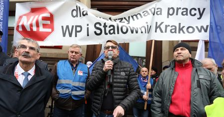 Protest hutników w Krakowie ws. wygaszenia pieca przez ArcelorMittal