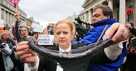 Irlandia: Masowy protest kobiet. Pokazują swoją bieliznę. Solidaryzują się ze zgwałconą nastolatką