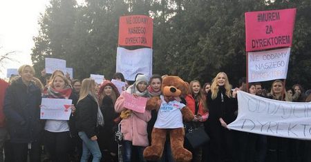Protest uczniów w Białej Podlaskiej. Murem stoją za dyrektorem, który dostał dyscyplinarkę
