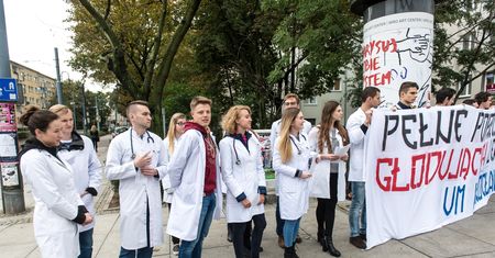 Lekarze rezydenci zawiesili strajk. Z protestującymi spotka się premier Szydło