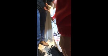 Protest górników. Związkowcy wysypują węgiel w poselskich biurach na Śląsku