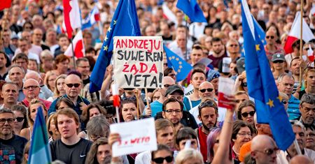 "Precz z Kaczorem – dyktatorem" piszą konta… z Ameryki Południowej. Kto manipuluje w polskim internecie?