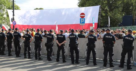 Monika Olejnik śmieje się ze "spacerowiczów" Błaszczaka