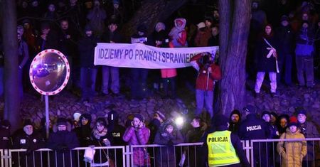 Podczas protestu przykleił naklejki na biurze PiS. Dostał wezwanie na policję