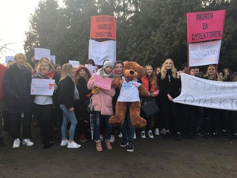 Młodzież protestuje przeciwko zwolnieniu dyrektora Henryka Zacharuka.