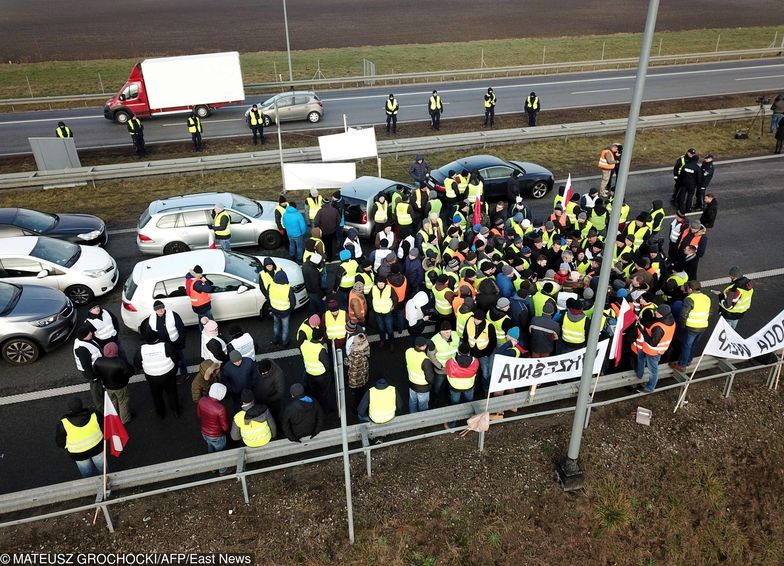 Po środowym proteście na A2, w czwartek rolnicy zablokowali drogę S8 na trasie Warszawa-Wrocław