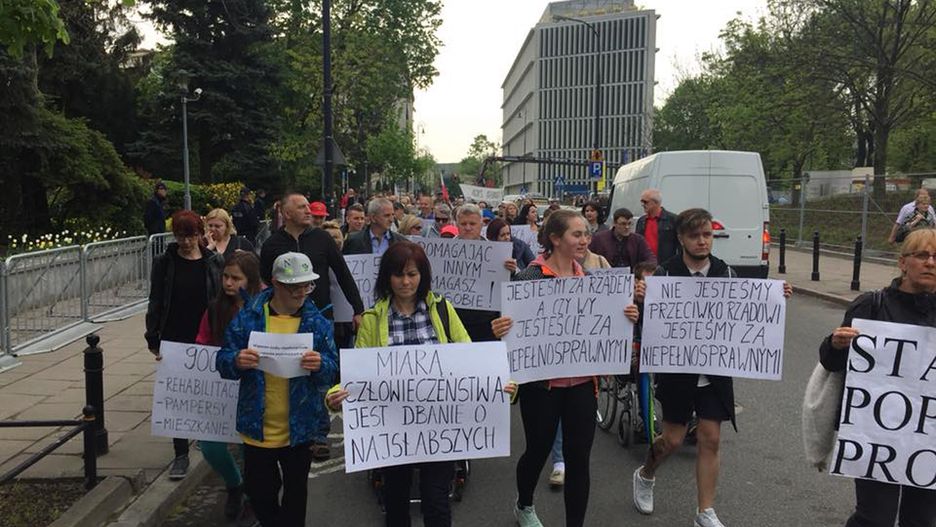 Przed Sejmem protestuje grupa kilkuset osób