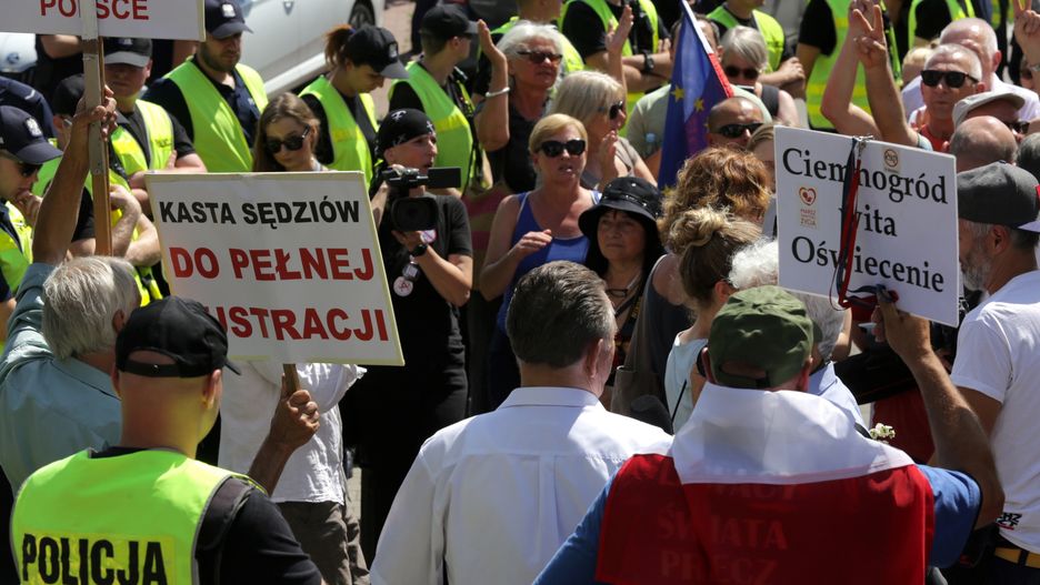 Protesty przed siedzibą PiS