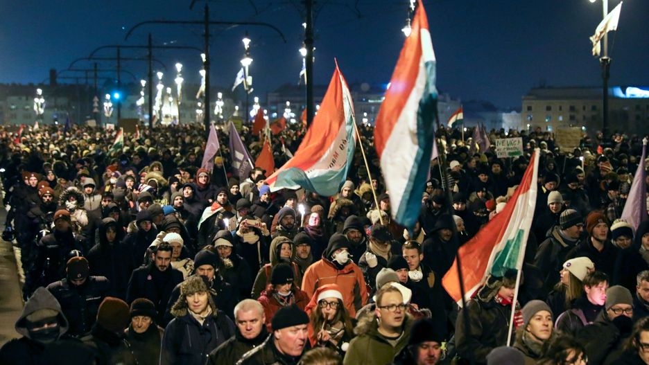 Mimo mroźnej pogody protesty w Budapeszcie przybierają na sile