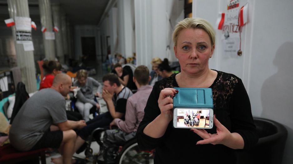 Iwona Hartwich zaprasza Jacka Żalka, aby na własne oczy przekonał się o warunkach, w jakich funkcjonują niepełnosprawni