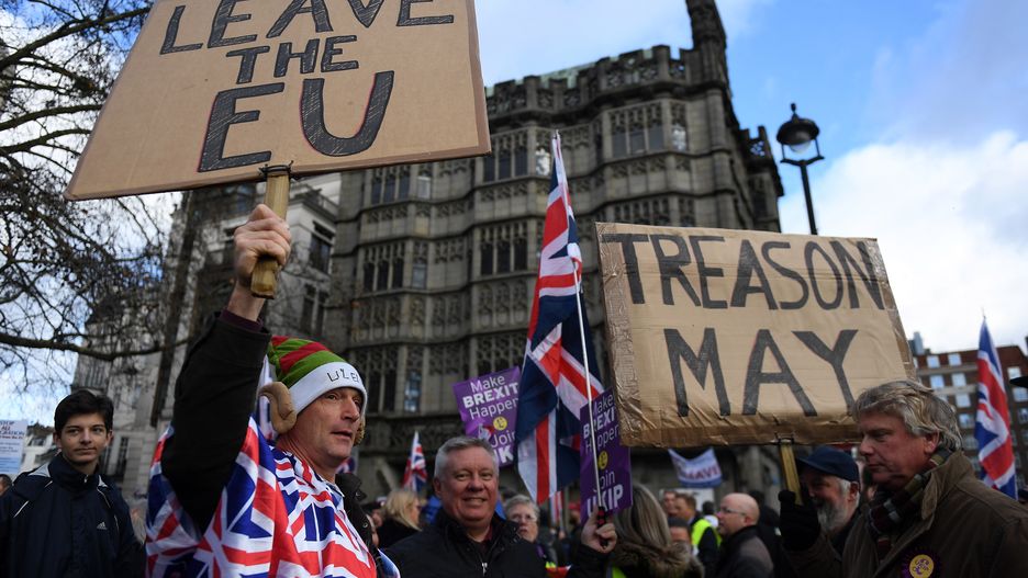 "Zdrada May" głosi transparent zwolenników brexitu ze skrajnie prawicowej partii UKIP