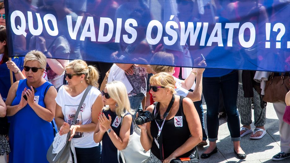 Pikieta podczas konferencji podsumowującej Ogólnopolską Debatę o Edukacji "Uczeń. Rodzic. Nauczyciel - Dobra Zmiana".