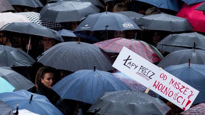 56,2 proc. Polaków uważa, że nie powinno się zmieniać obowiązującego prawa aborcyjnego