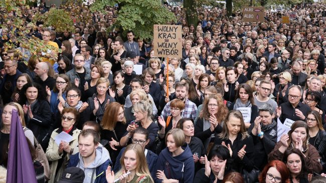 W Czarnych Protestach uczestniczą głównie kobiety