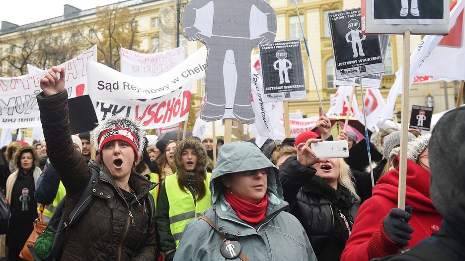 Protest pracowników prokuratur i sądów przed Kancelarią Premiera Rady Ministrów w listopadzie 2017 roku