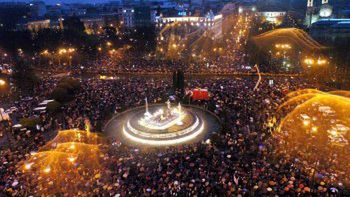Tysiące osób na Neptuno Square w Madrycie
