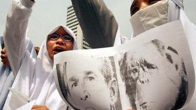 Demonstracja muzułmańskich studentów przed wizytą Busha na Bali