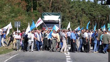 Pracownicy Huty Stalowa Wola przez godzinę blokowali drogę