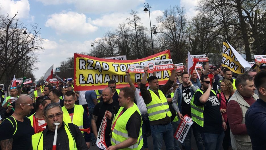 Taksówkarze protestują pod Kancelarią Premiera