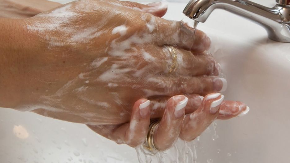 Myjąc ręce, pozbywamy się bakterii i drobnoustrojów
