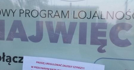 Sklep Piotr i Paweł. Zastawione wejście i karta z napisem "zapłać czynsz"
