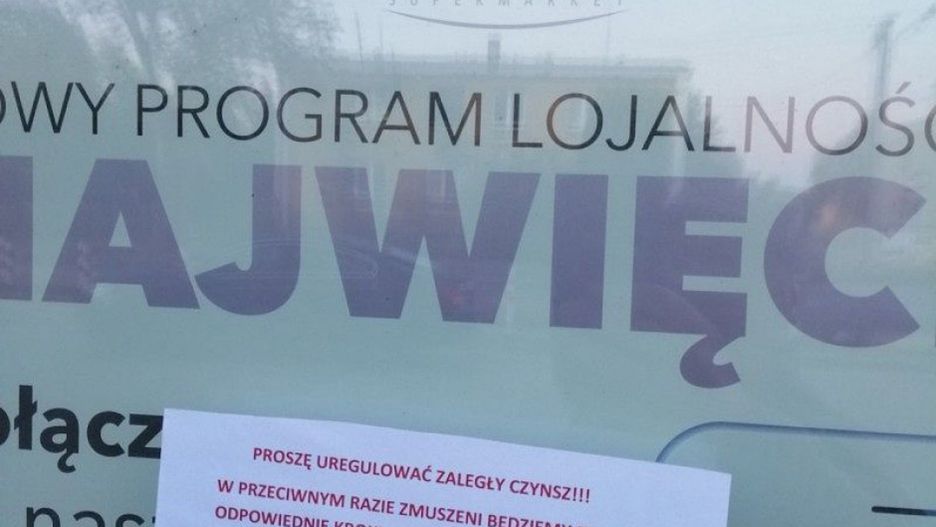 Drzwi marketu Piotr i Paweł w Rokietnicy zostały zastawione materiałami budowlanymi.