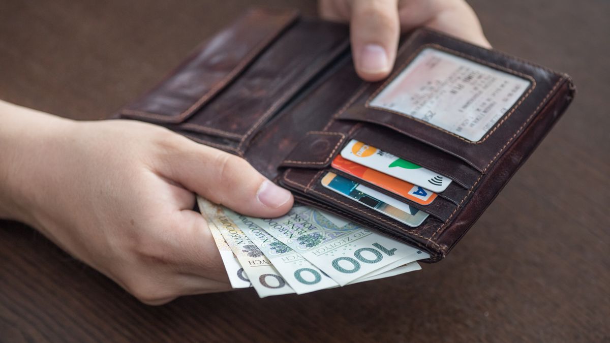 Zarobki rosną, ale wolniej.