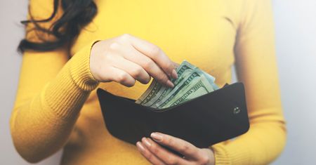 Stylowe portfele do 100 zł. Wybraliśmy 4 modne fasony