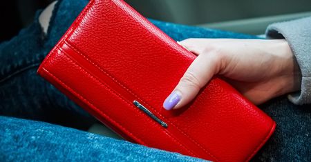 Skórzane portfele w promocji. Markowe modele na prezent w atrakcyjnej cenie