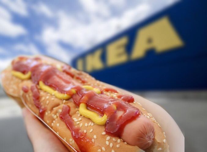 Parówka w bułce jest jednym z najchętniej kupowanych dań fast food w Ikei