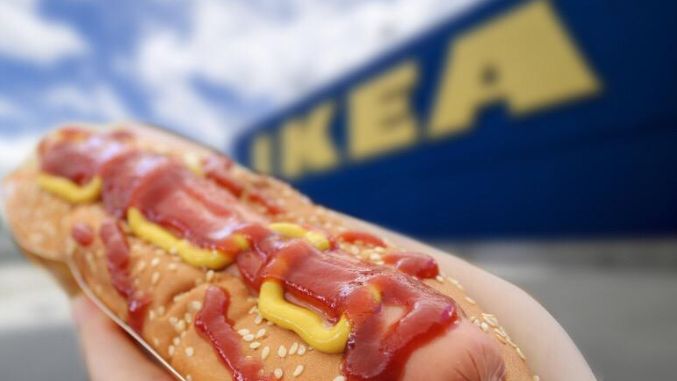 Parówka w bułce jest jednym z najchętniej kupowanych dań fast food w Ikei