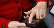 Przegląd telefonów dla seniorów. Proste aparaty i pomocne gadżety