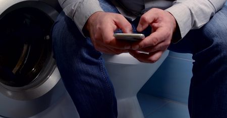 Do toalety ze smartfonem? Lepiej uważać. Opublikowano wyniki badań