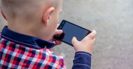 Rodzice wymagają od dzieci, by wiedziały, kiedy odłożyć telefon. Sami mają z tym problem
