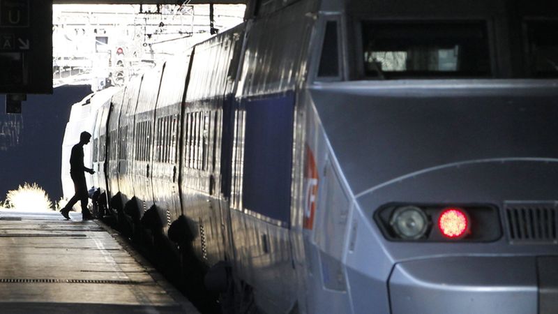 Poufną notę francuskiej policji ujawnił "LeParisien". Zamachowcy będą starali się wykoleić pociąg?