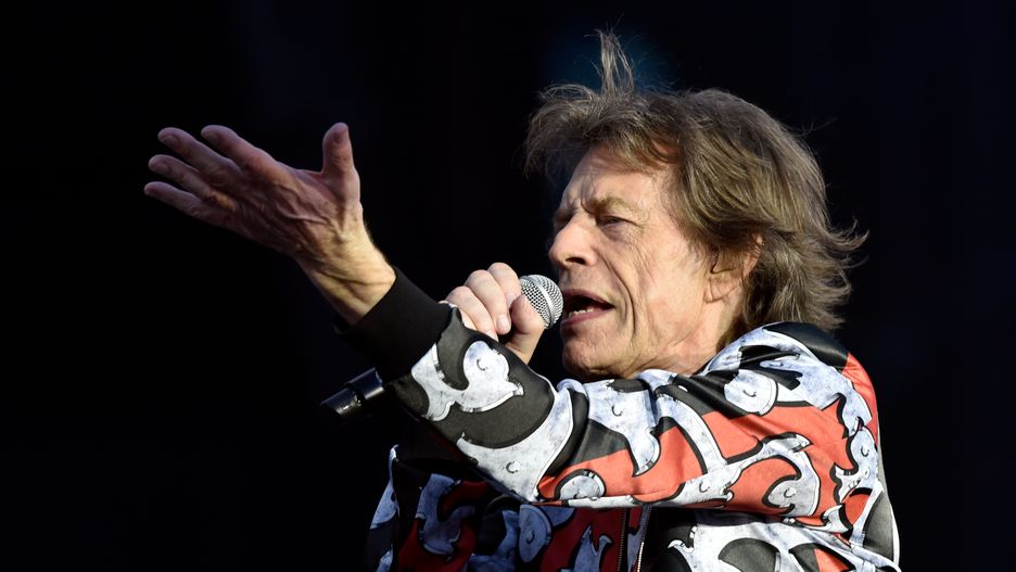 Mick Jagger stwierdził podczas koncertu w Warszawie, że jest za stary, żeby być sędzią, ale jest na tyle młody, by śpiewać