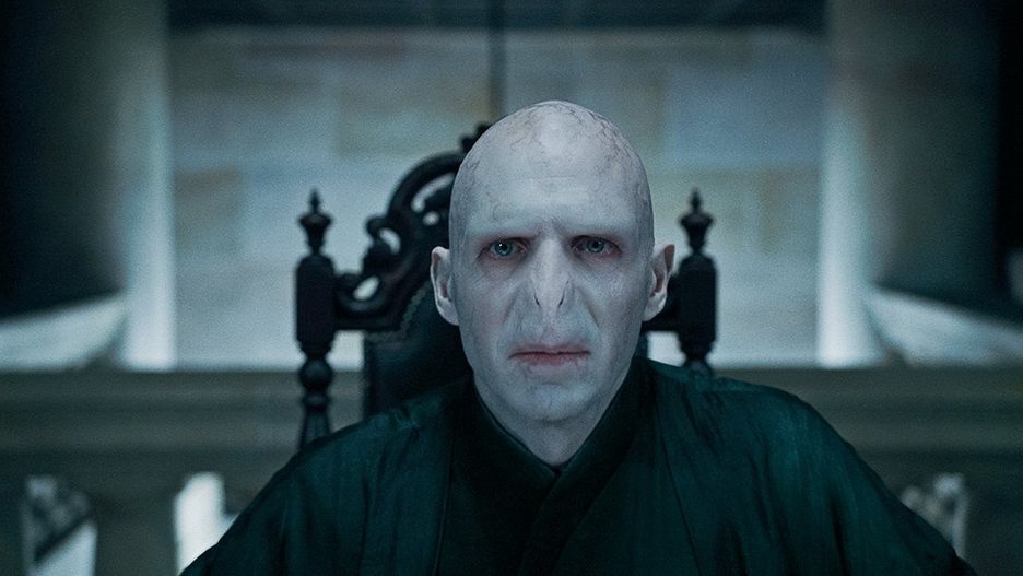 W oficjalnych ekranizacjach "Harry'ego Pottera" Voldemorta sportretował Ralph Fiennes