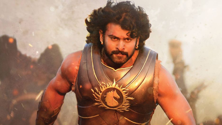 Wąsy, mięśnie, kapiące złoto i CGI. Tak wygląda współczesne Bollywood. Kadr z filmu „Baahubali 2: The Conclusion” 