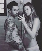 Adam Levine pozuje z ciężarną żoną