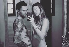 Adam Levine pozuje z ciężarną żoną