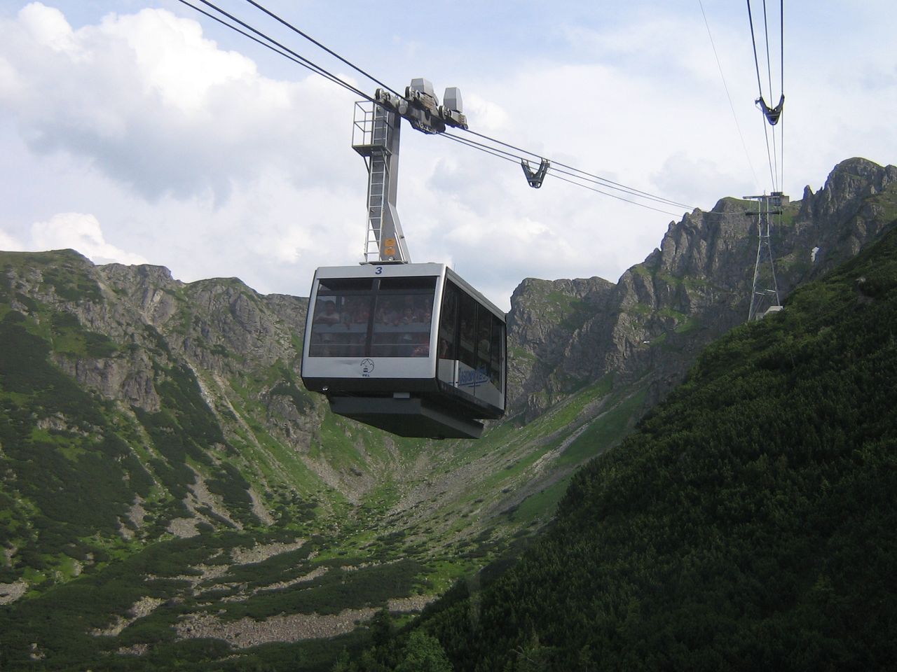 Zakopane. Kasprowy Wierch: awaria kolejki. Była burza, a turyści czekali na zjazd